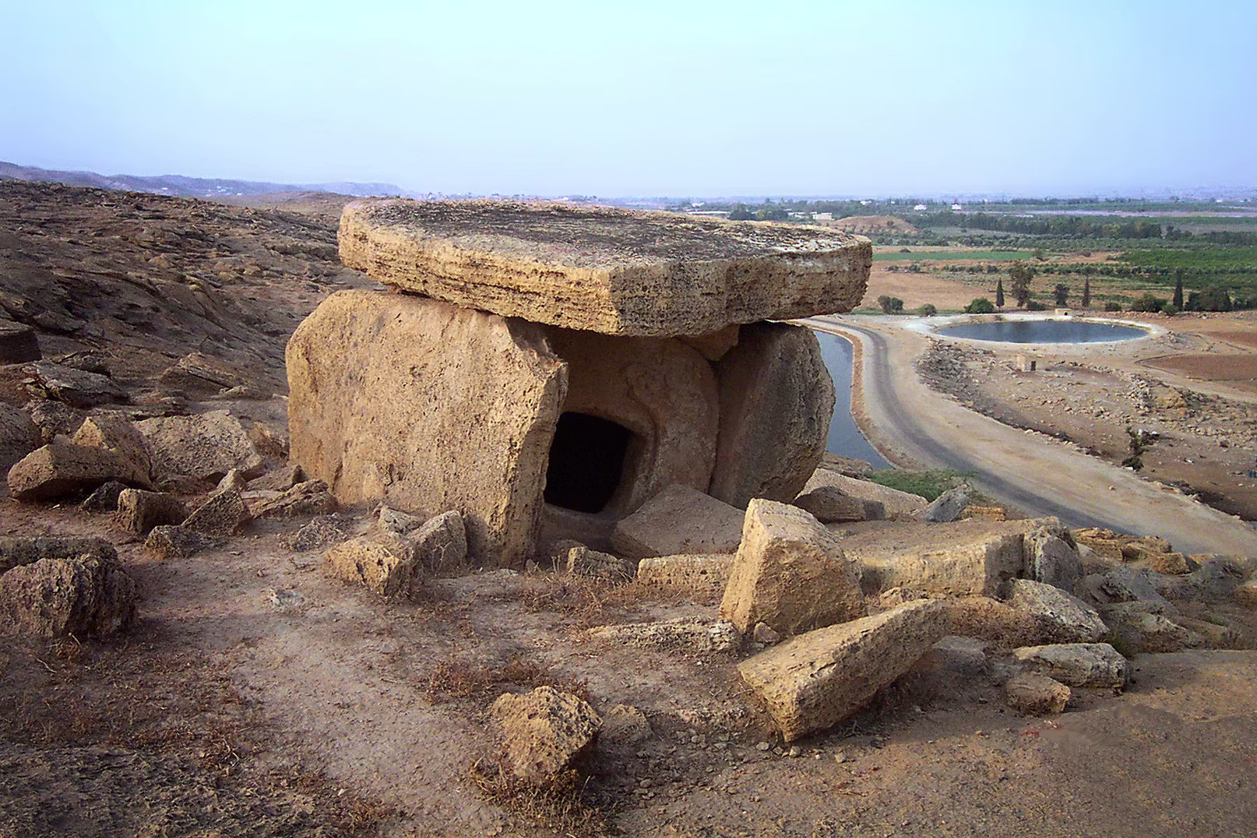 Campo de dólmenes prehistóricos y paisaje arqueológico en Jordania