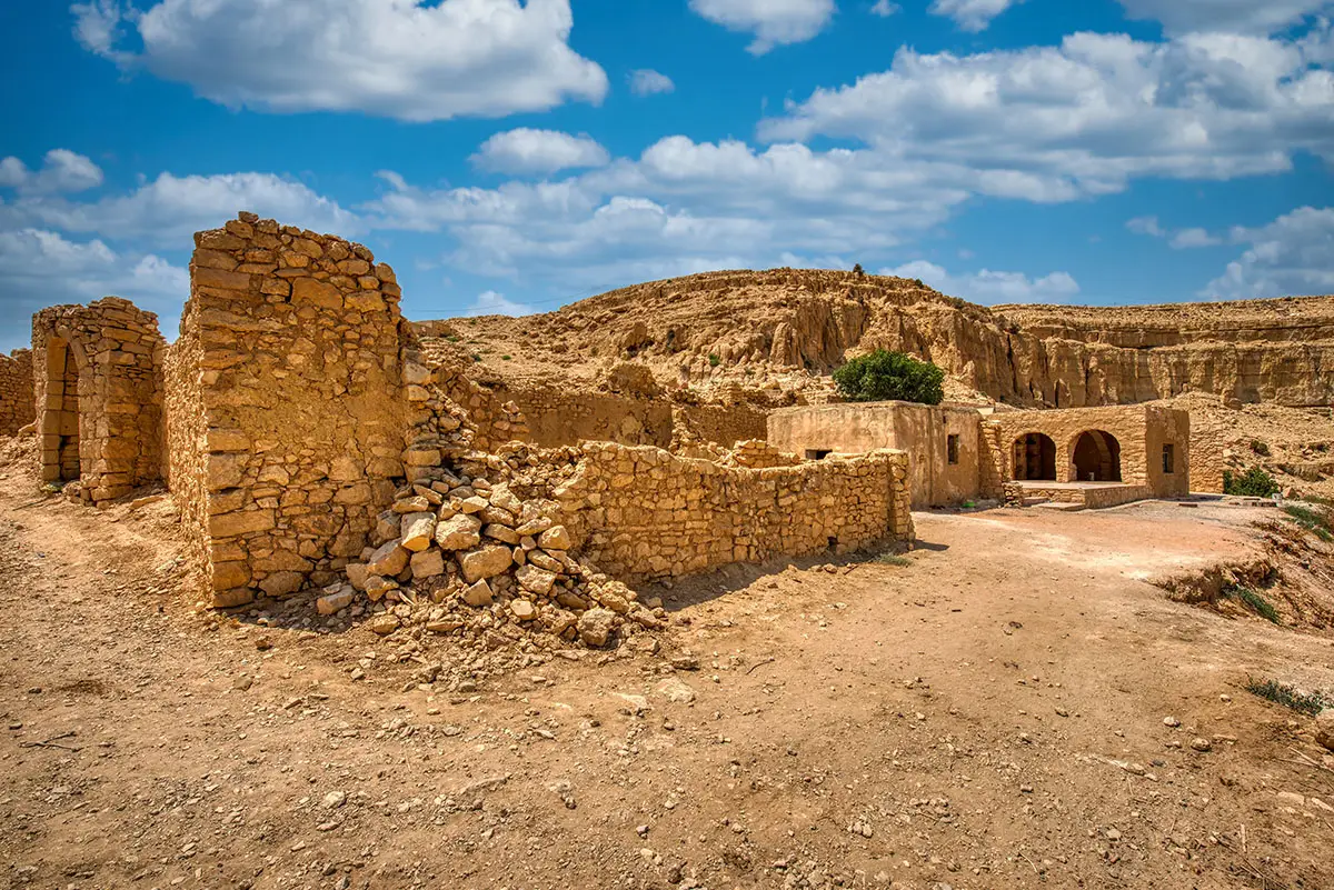 Dólmenes antiguos de Jordania con estructuras de piedra y paisaje de meseta desértica.
