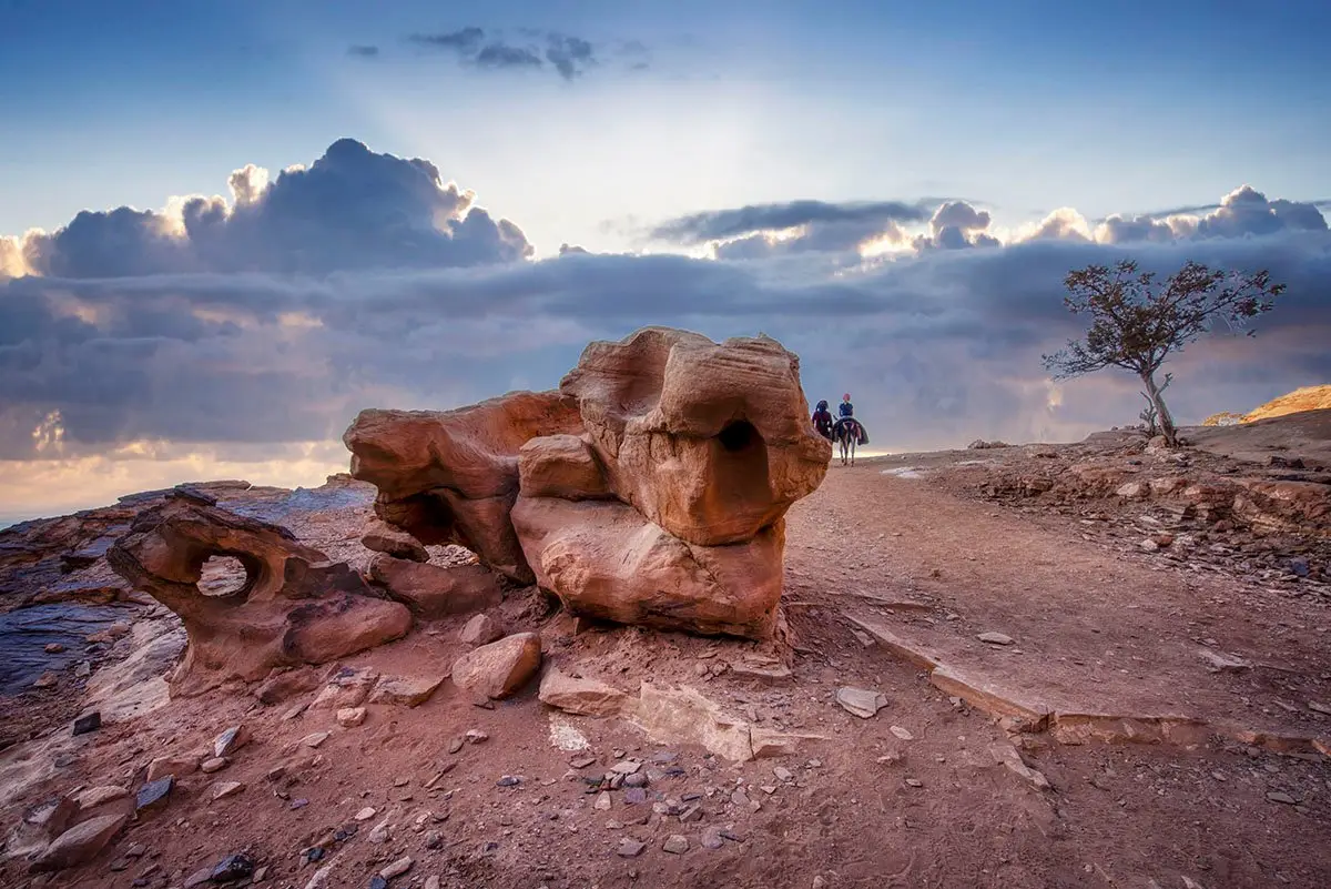 Sitio megalítico en Jordania que muestra monumentos de piedra prehistóricos.