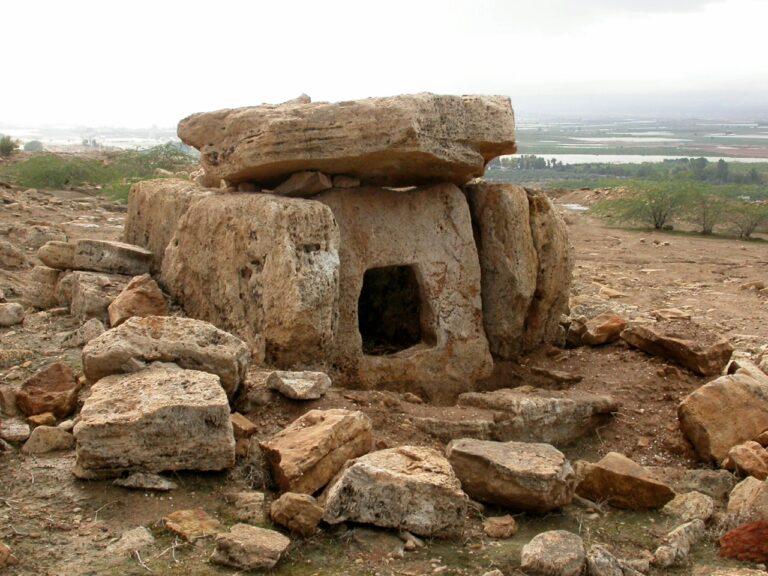 Dólmenes antiguos de Jordania con estructuras de piedra y paisaje de meseta desértica.