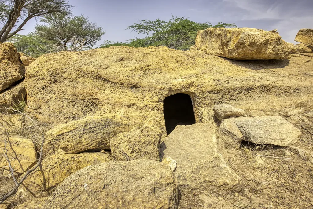 Dólmenes antiguos de Jordania con estructuras de piedra y paisaje de meseta desértica.