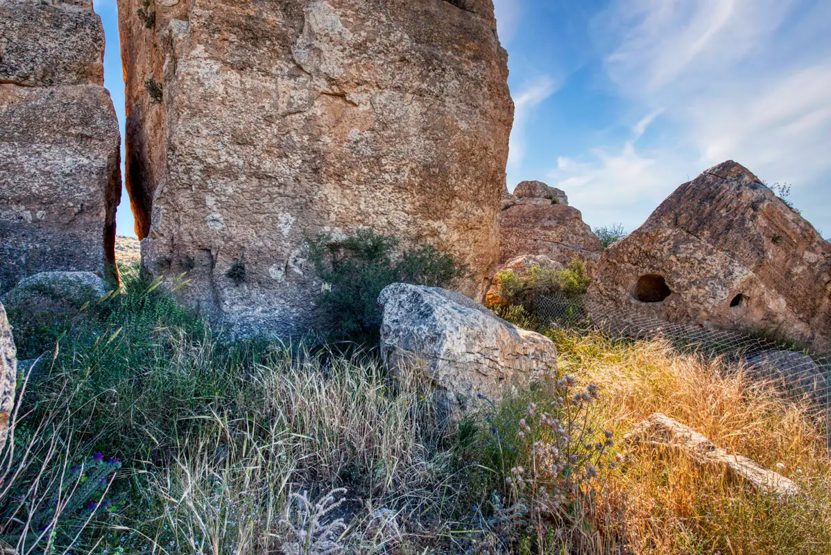 Dólmenes antiguos de Jordania con estructuras de piedra y paisaje de meseta desértica.