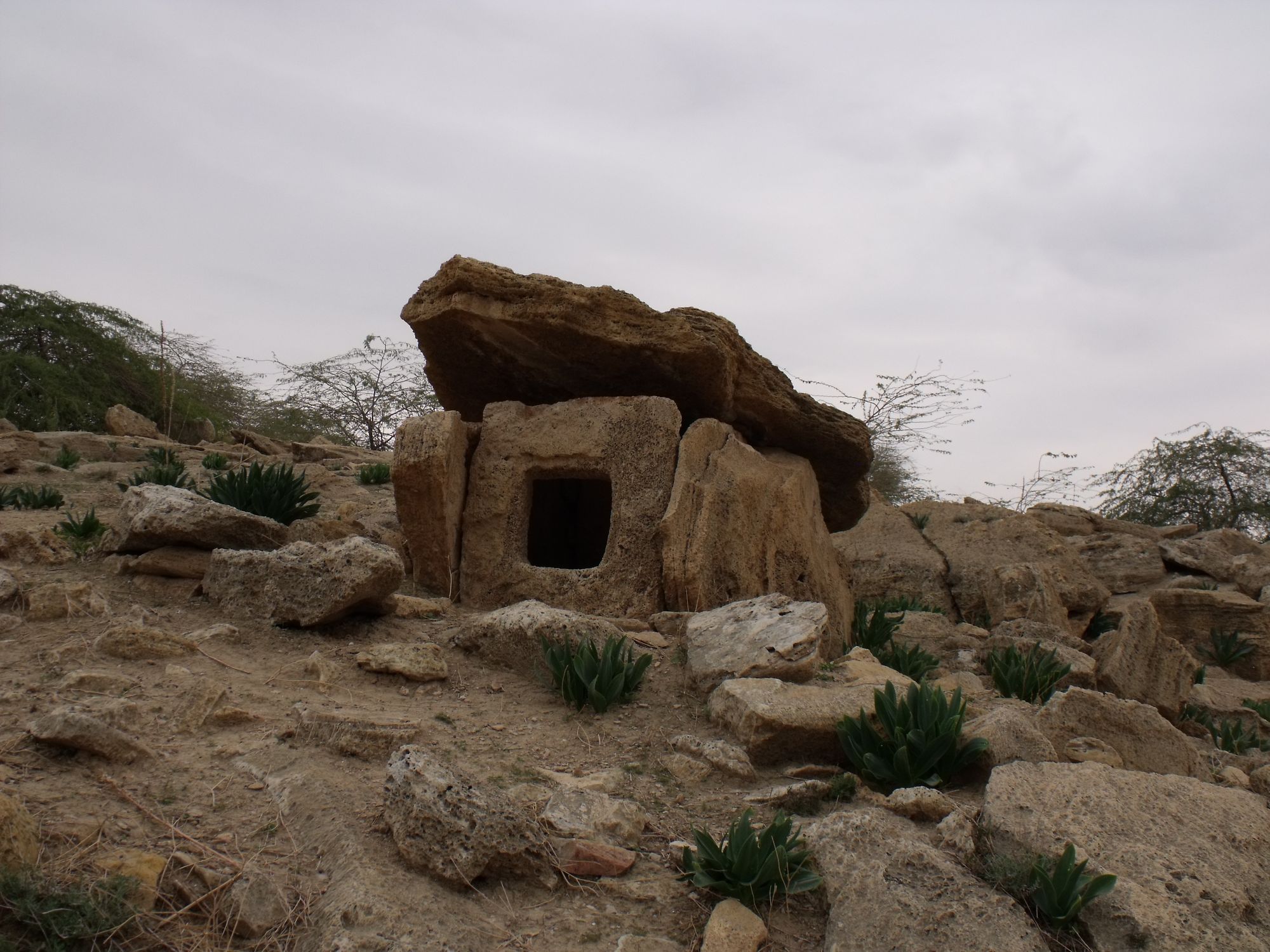 Sitio megalítico en Jordania que muestra monumentos de piedra prehistóricos.