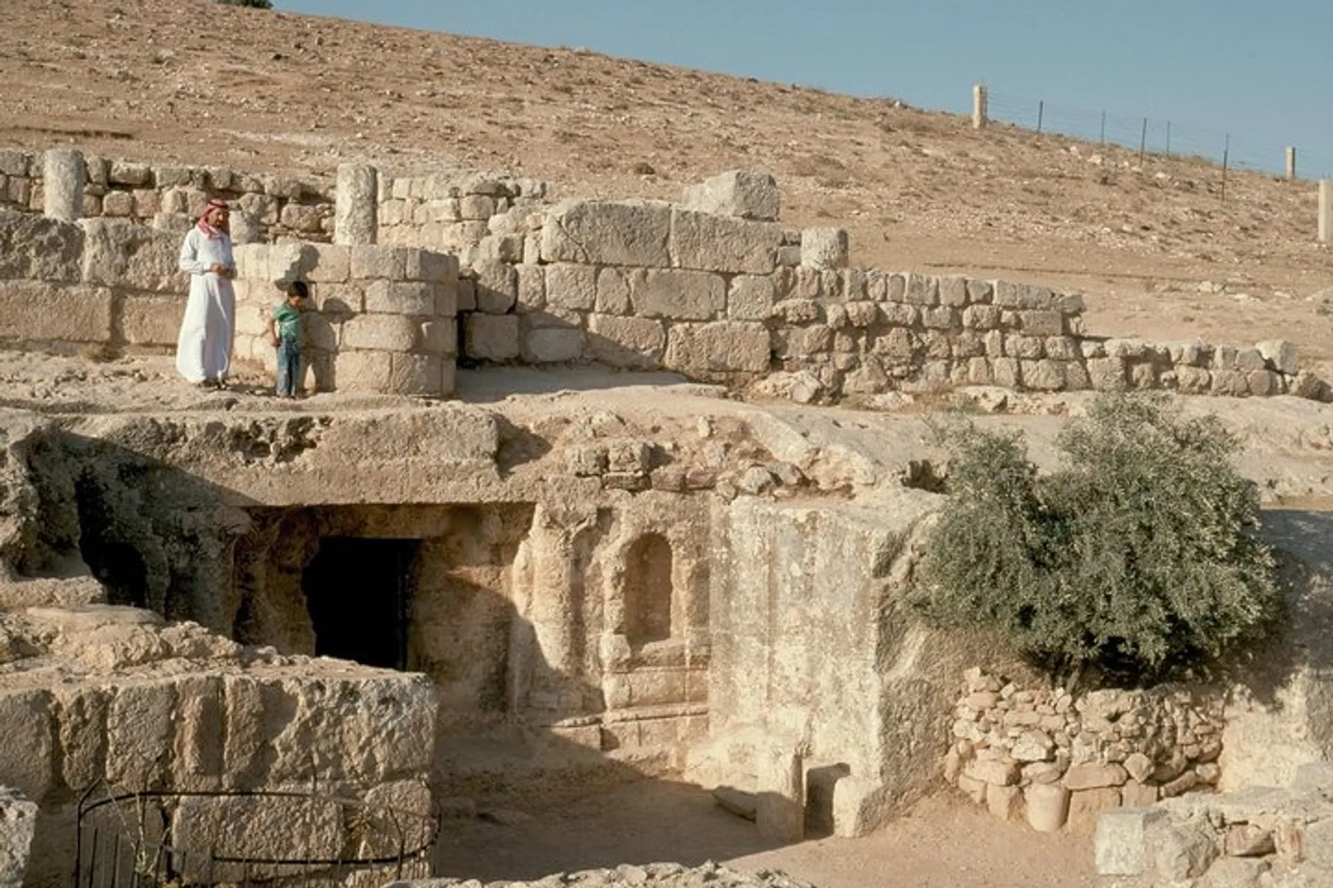 Lugares históricos islámicos en Jordania con paisajes turísticos culturales.