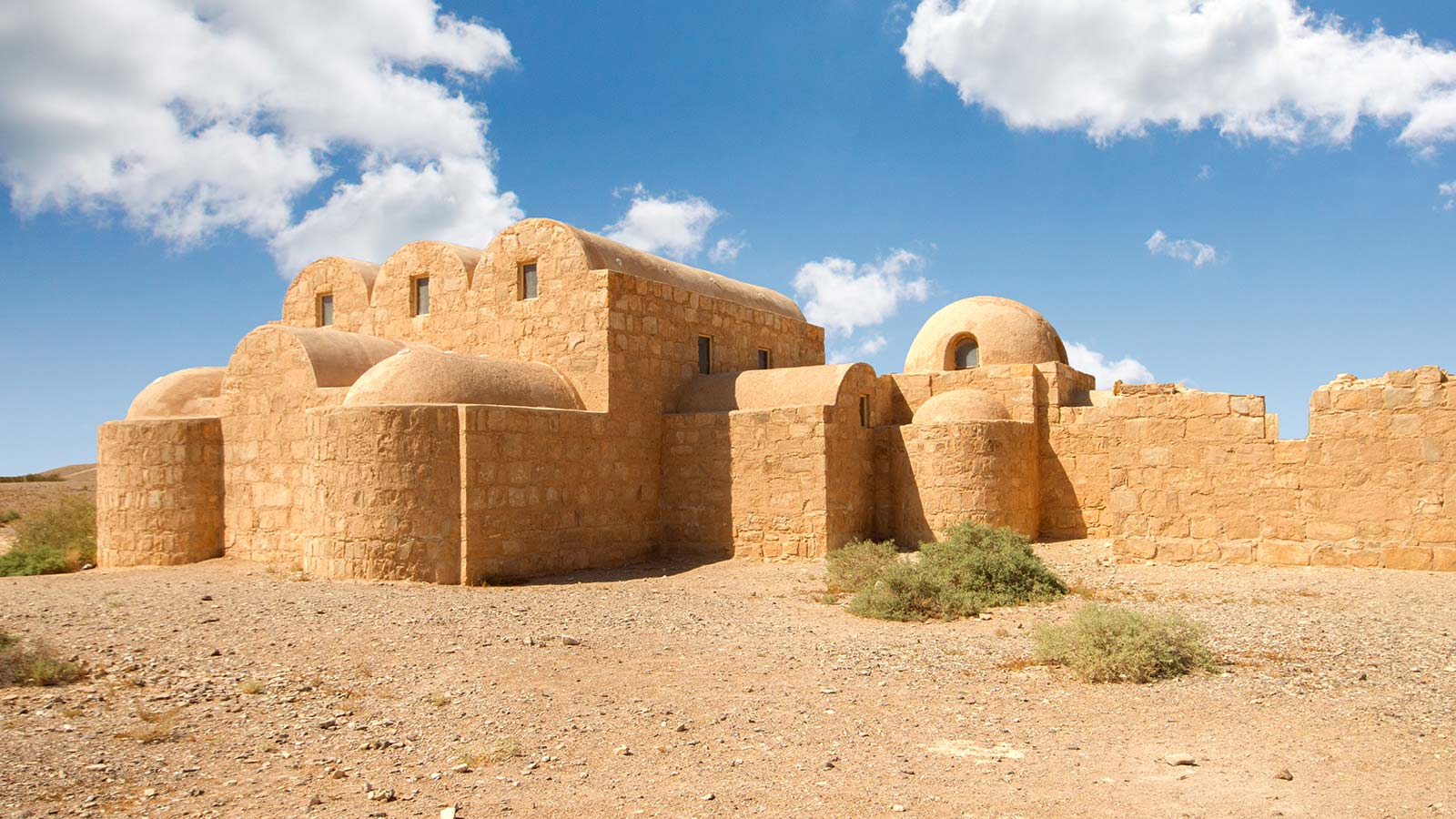 Fotografía de un recorrido por el patrimonio islámico con santuarios y sitios históricos en Jordania.