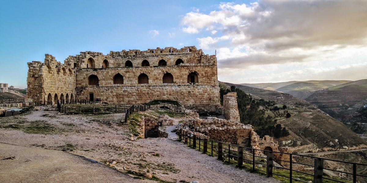 Lugares históricos islámicos en Jordania con paisajes turísticos culturales.