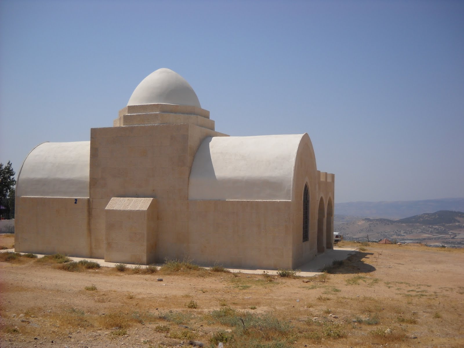 Fotografía de un recorrido por el patrimonio islámico con santuarios y sitios históricos en Jordania.