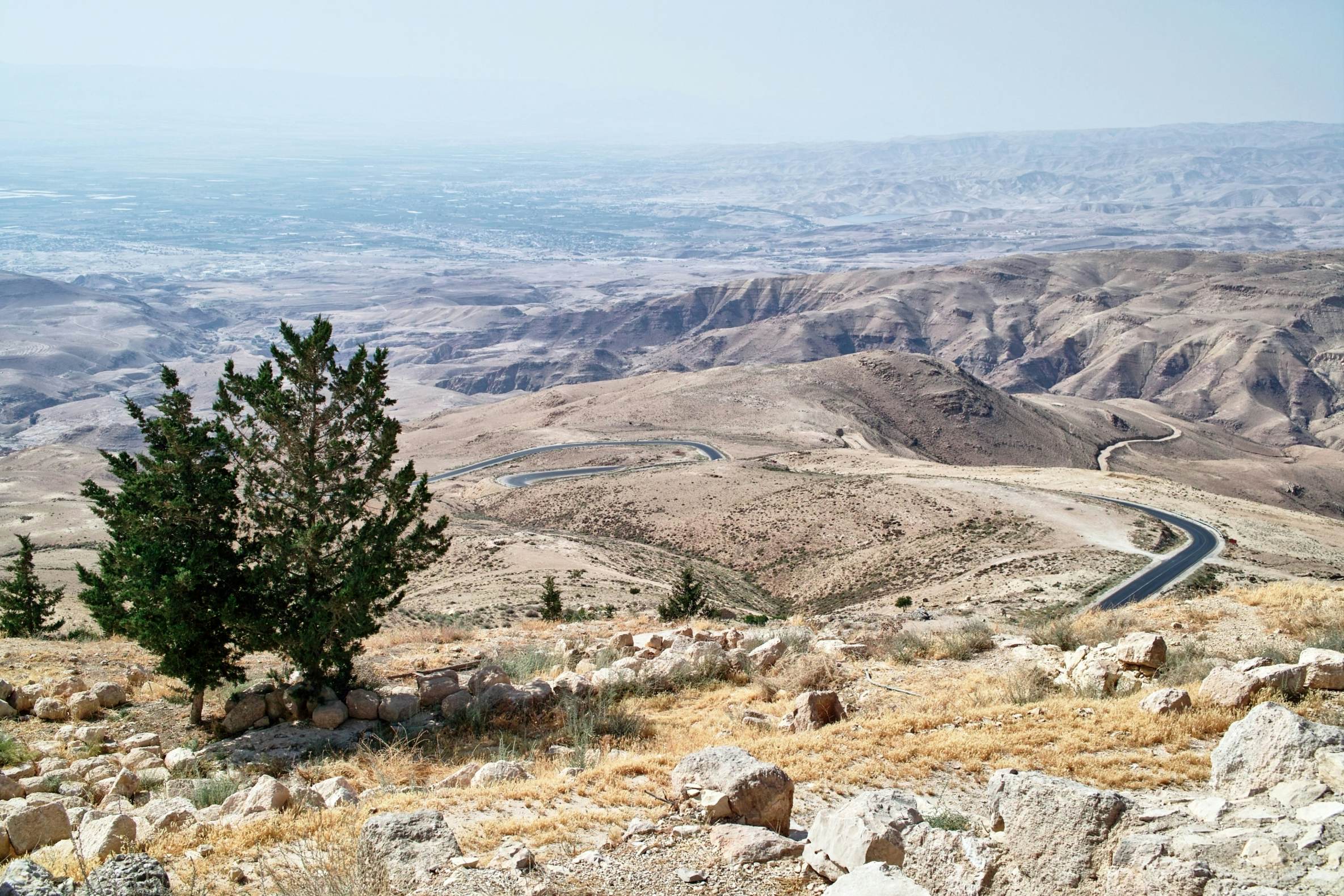 Lugares históricos islámicos en Jordania con paisajes turísticos culturales.