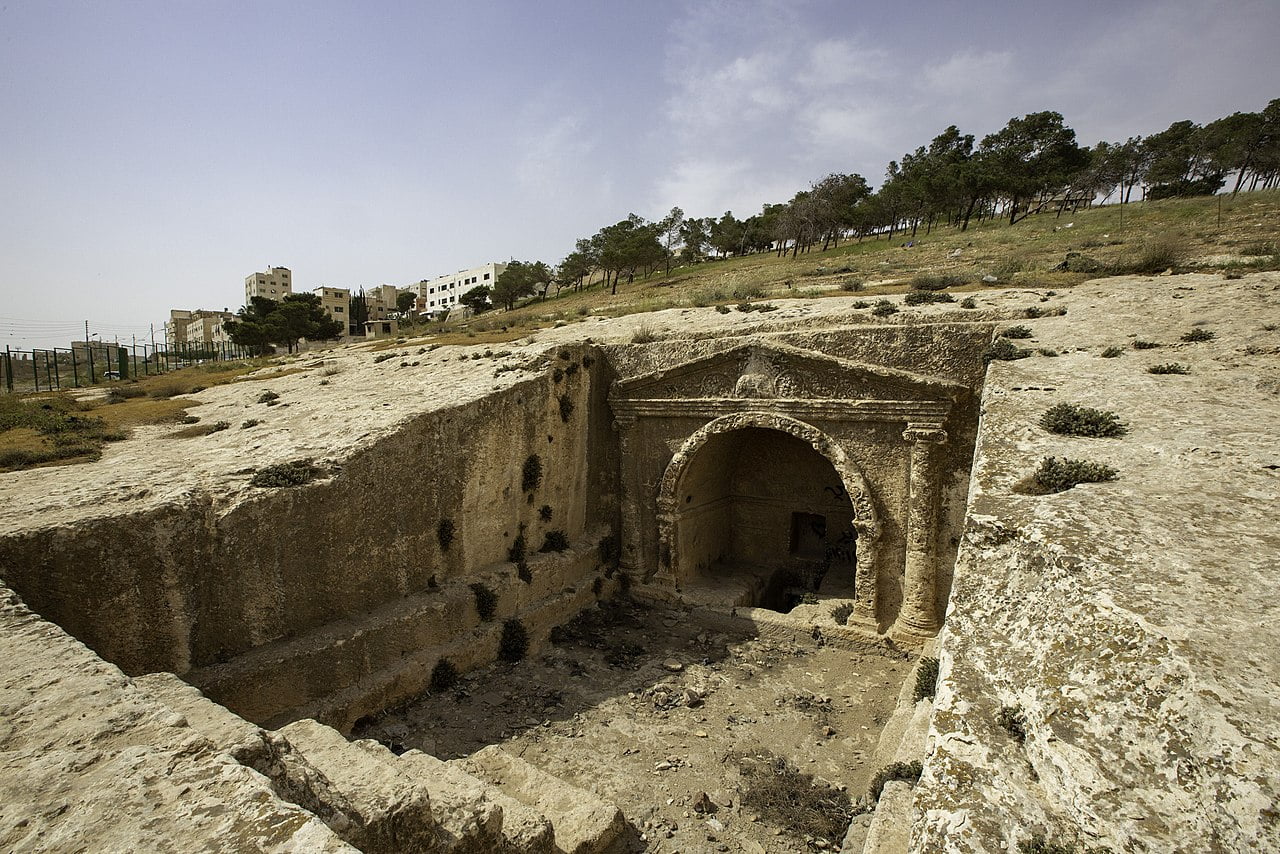 Fotografía de un recorrido por el patrimonio islámico con santuarios y sitios históricos en Jordania.