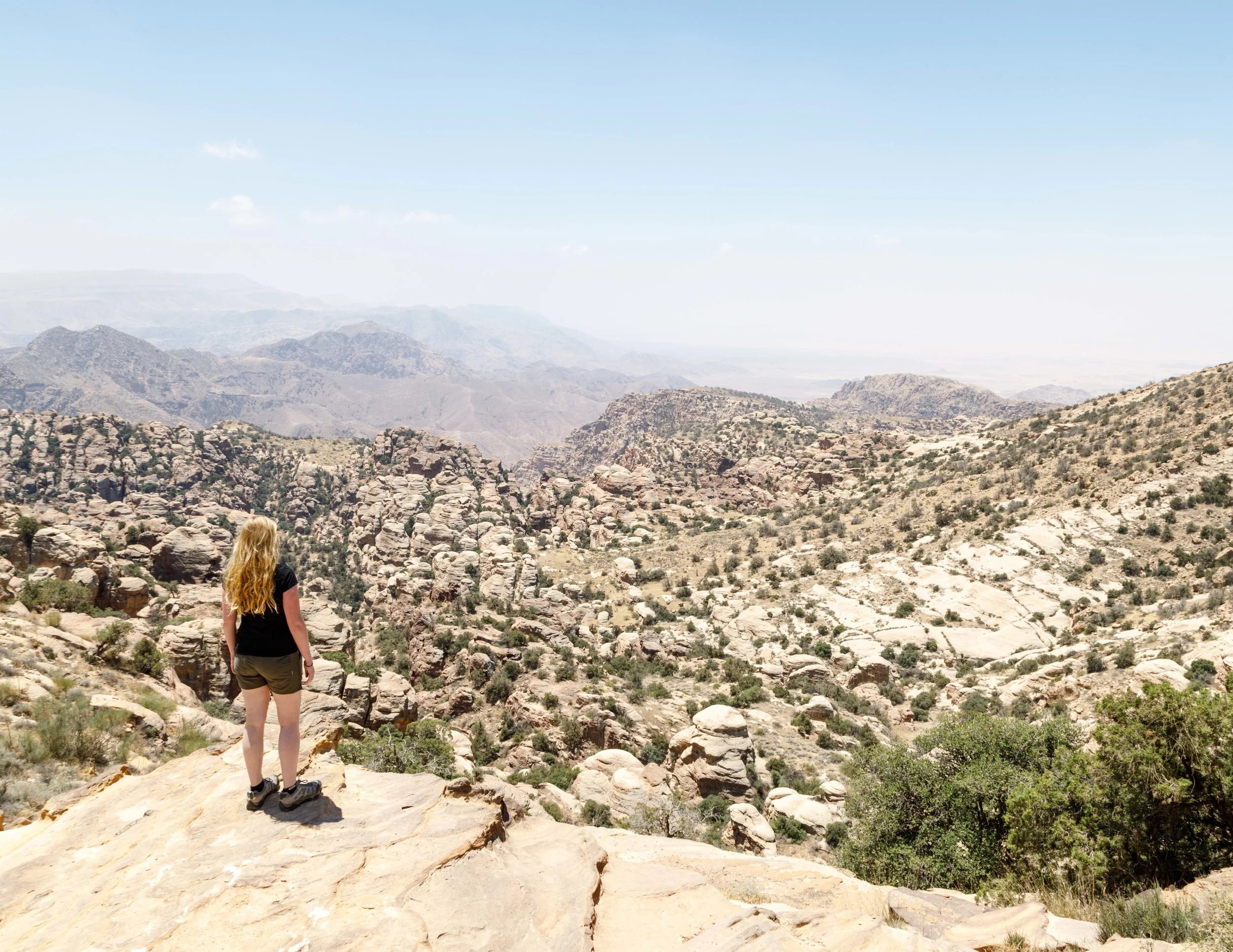 Aussichtspunkt im Dana-Naturschutzgebiet auf einer Familienreise durch Jordanien