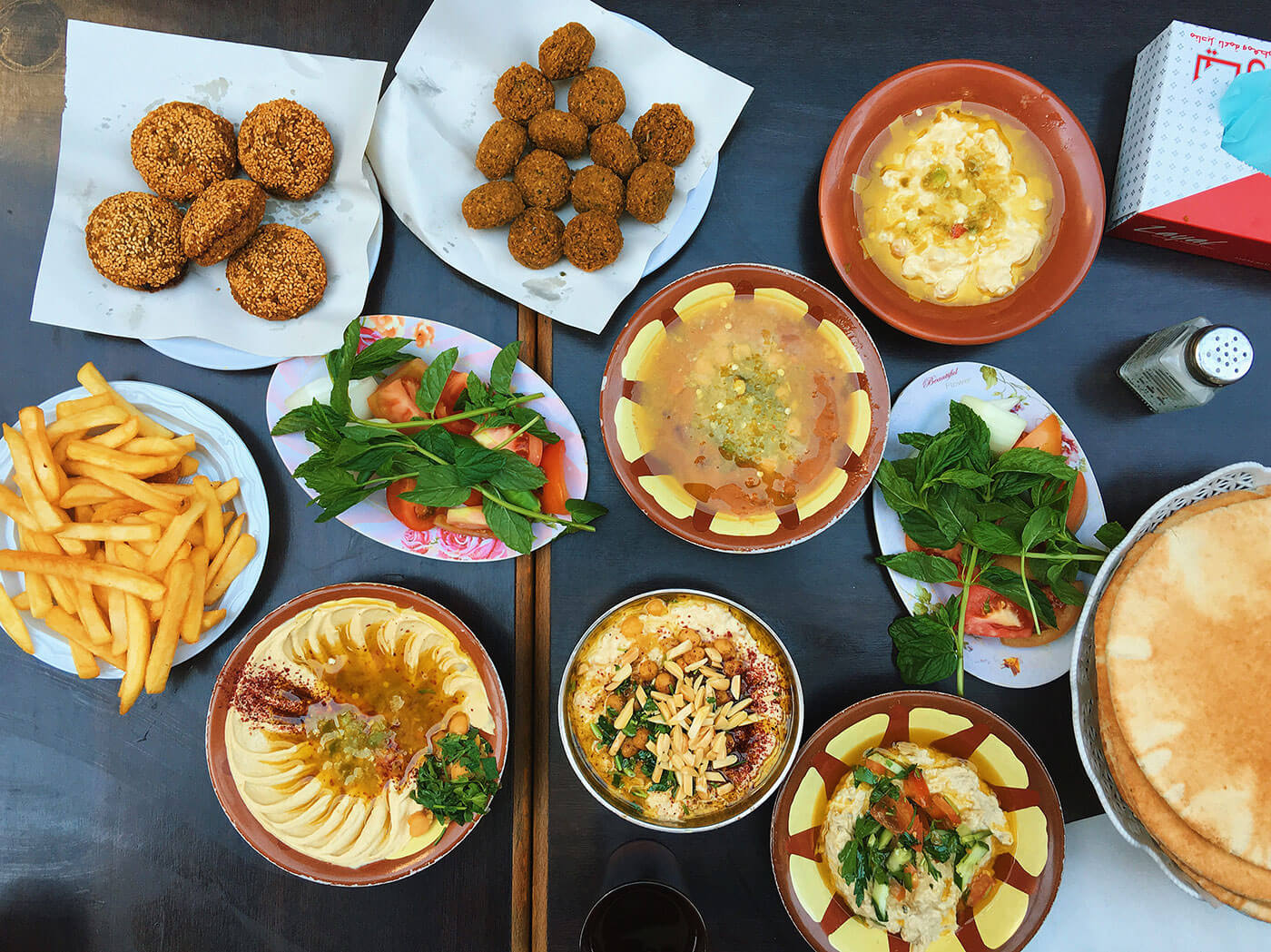 Jordanische Falafel und Hummus bei einem kulinarischen Familienerlebnis