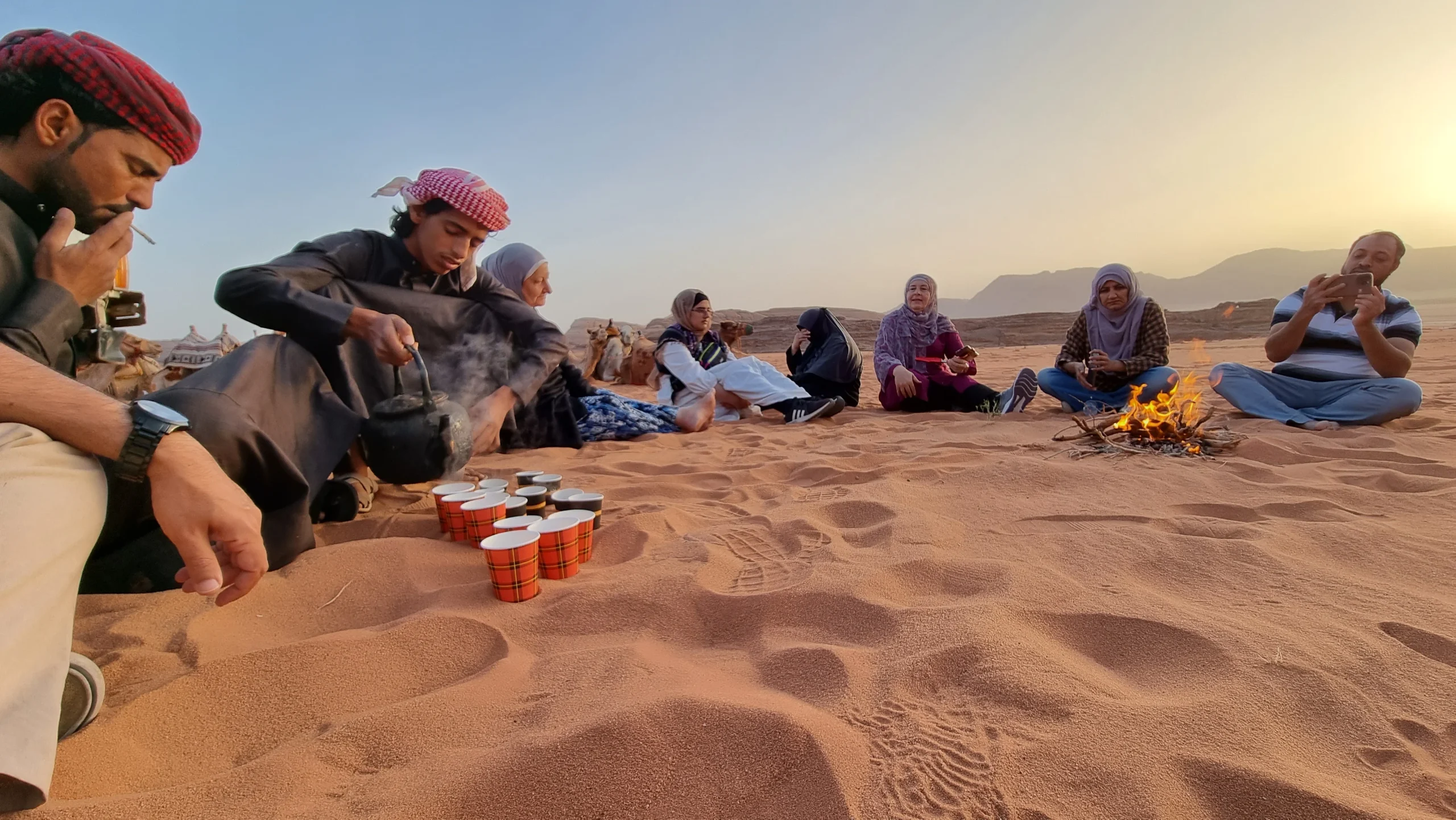 Beduinische Teegastfreundschaft in Wadi Rum auf einer Familienreise durch Jordanien