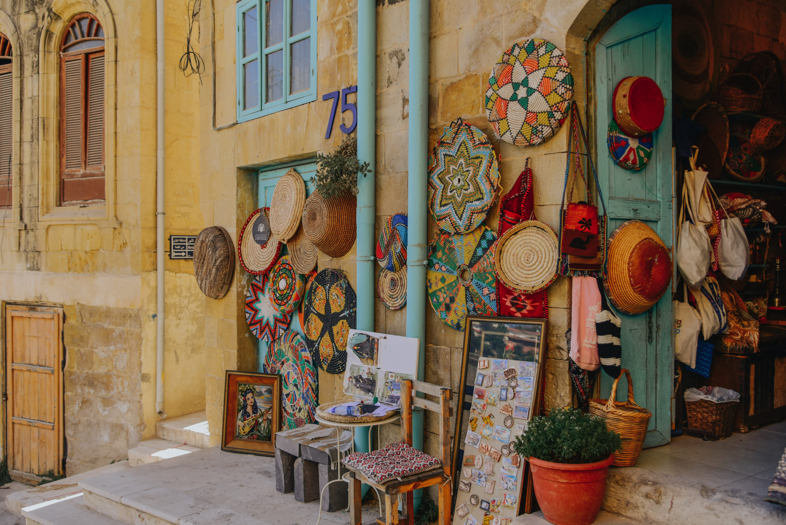 Historische Straßen und lokale Atmosphäre in As-Salt auf einer Familienreise durch Jordanien