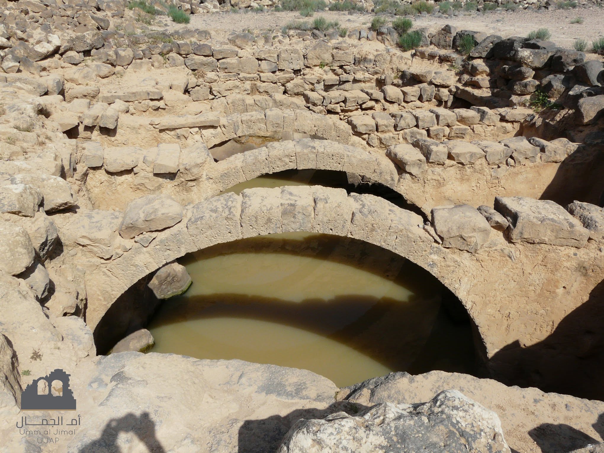 Ruinas de basalto negro y arquitectura de piedra antigua de Umm Al Jimal en Jordania