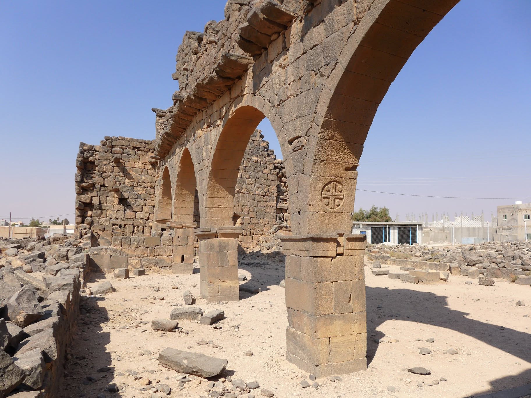 Sitio patrimonial del norte de Jordania con edificios de basalto en Umm Al Jimal.