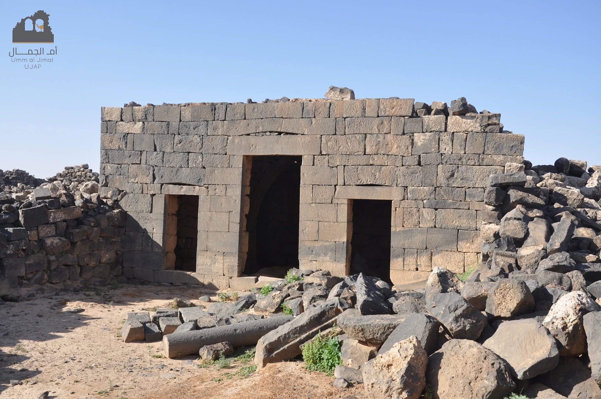 Sitio patrimonial del norte de Jordania con edificios de basalto en Umm Al Jimal.