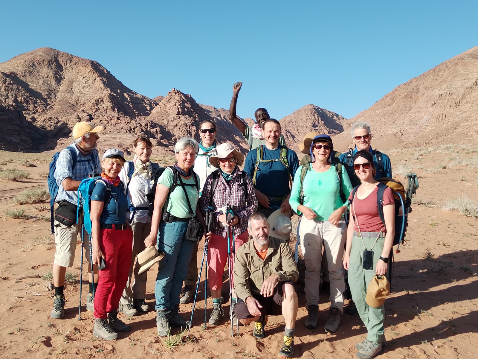 Excursiones de aventura y senderismo en Jordania con senderos desérticos y paisajes de montaña.