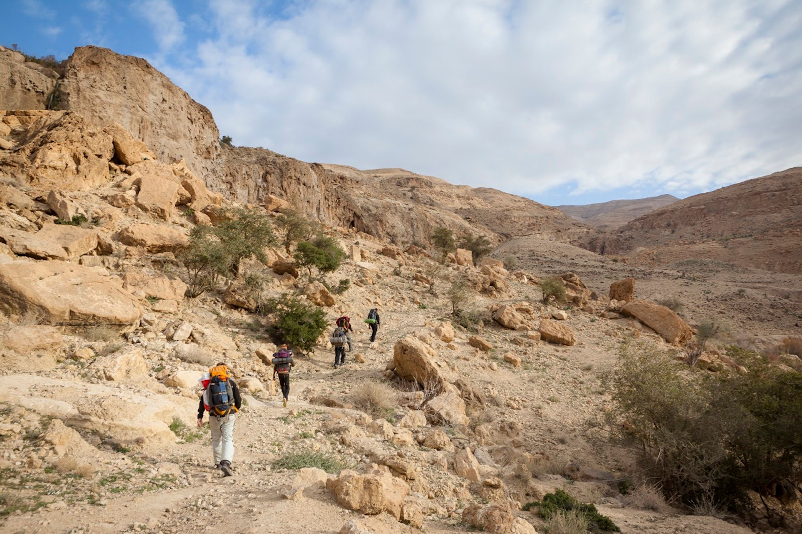 Fotografía de un viaje de aventura por Jordania con paisajes y senderos agrestes.