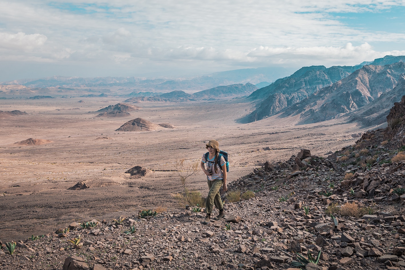 Fotografía de una ruta de senderismo en Jordania con cañones, valles y paisajes naturales.