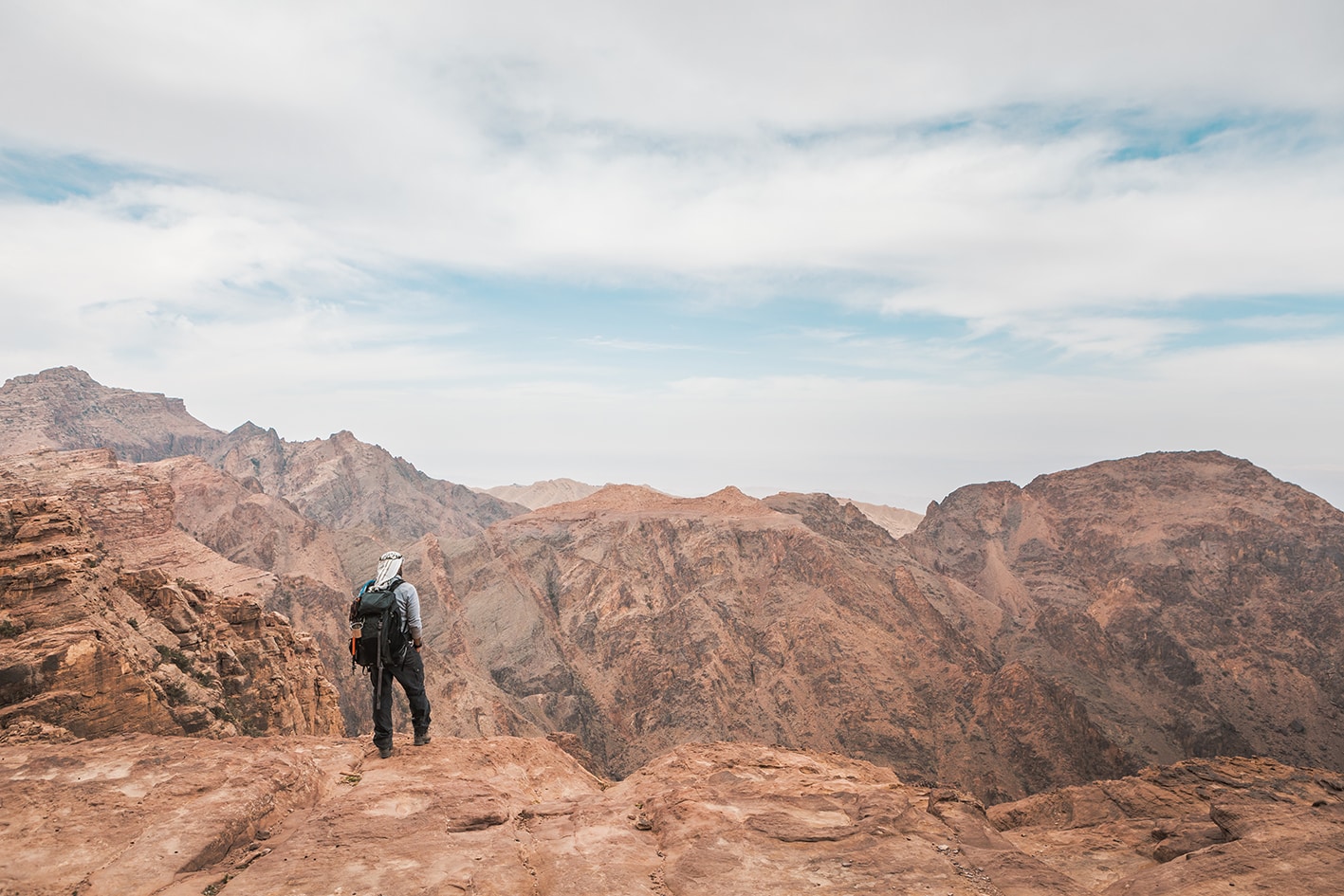 Fotografía de un viaje de aventura por Jordania con paisajes y senderos agrestes.