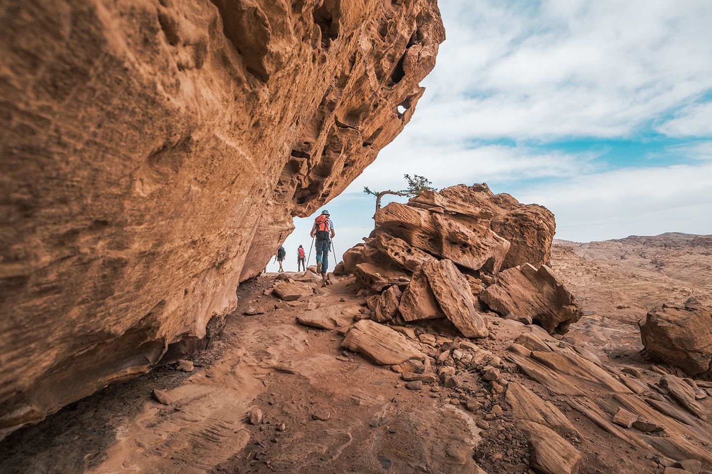 Fotografía de una ruta de senderismo en Jordania con cañones, valles y paisajes naturales.