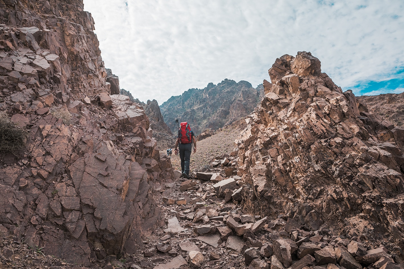 Fotografía de un viaje de aventura por Jordania con paisajes y senderos agrestes.