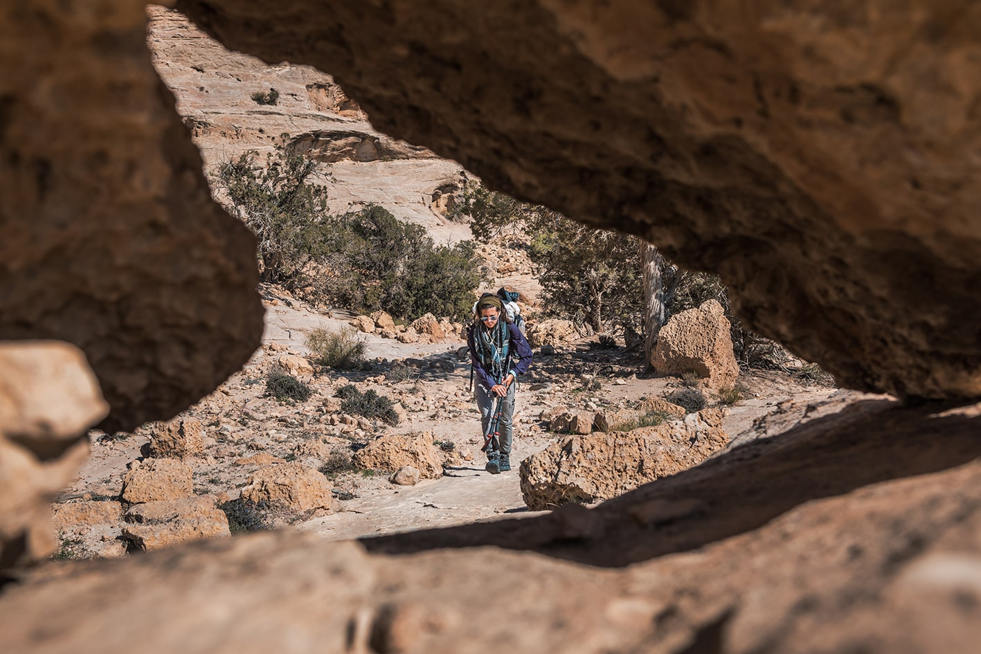 Excursiones de aventura y senderismo en Jordania con senderos desérticos y paisajes de montaña.