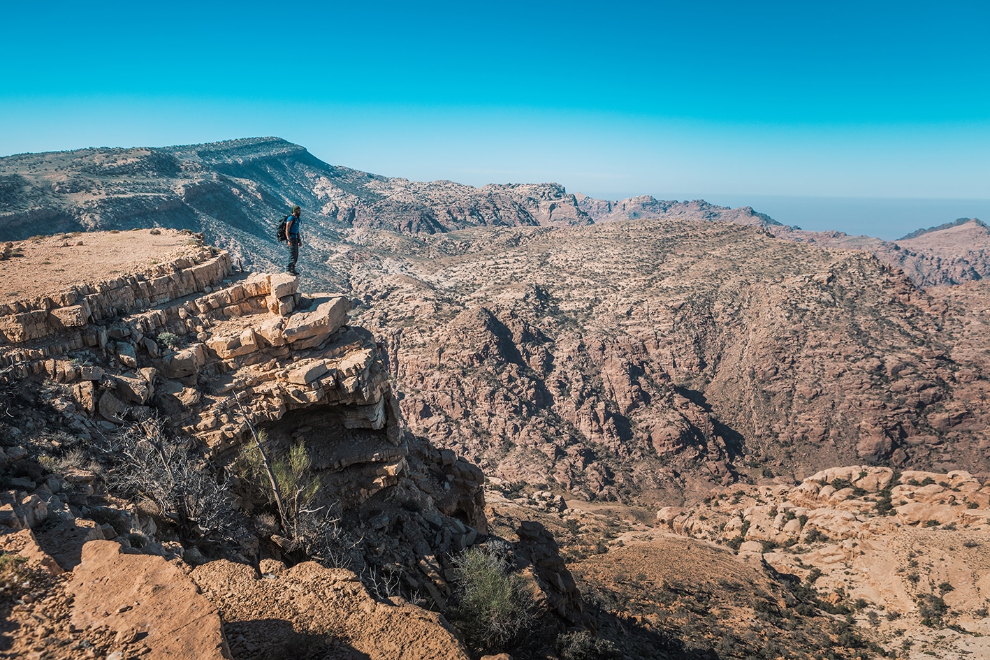 Fotografía de una ruta de senderismo en Jordania con cañones, valles y paisajes naturales.