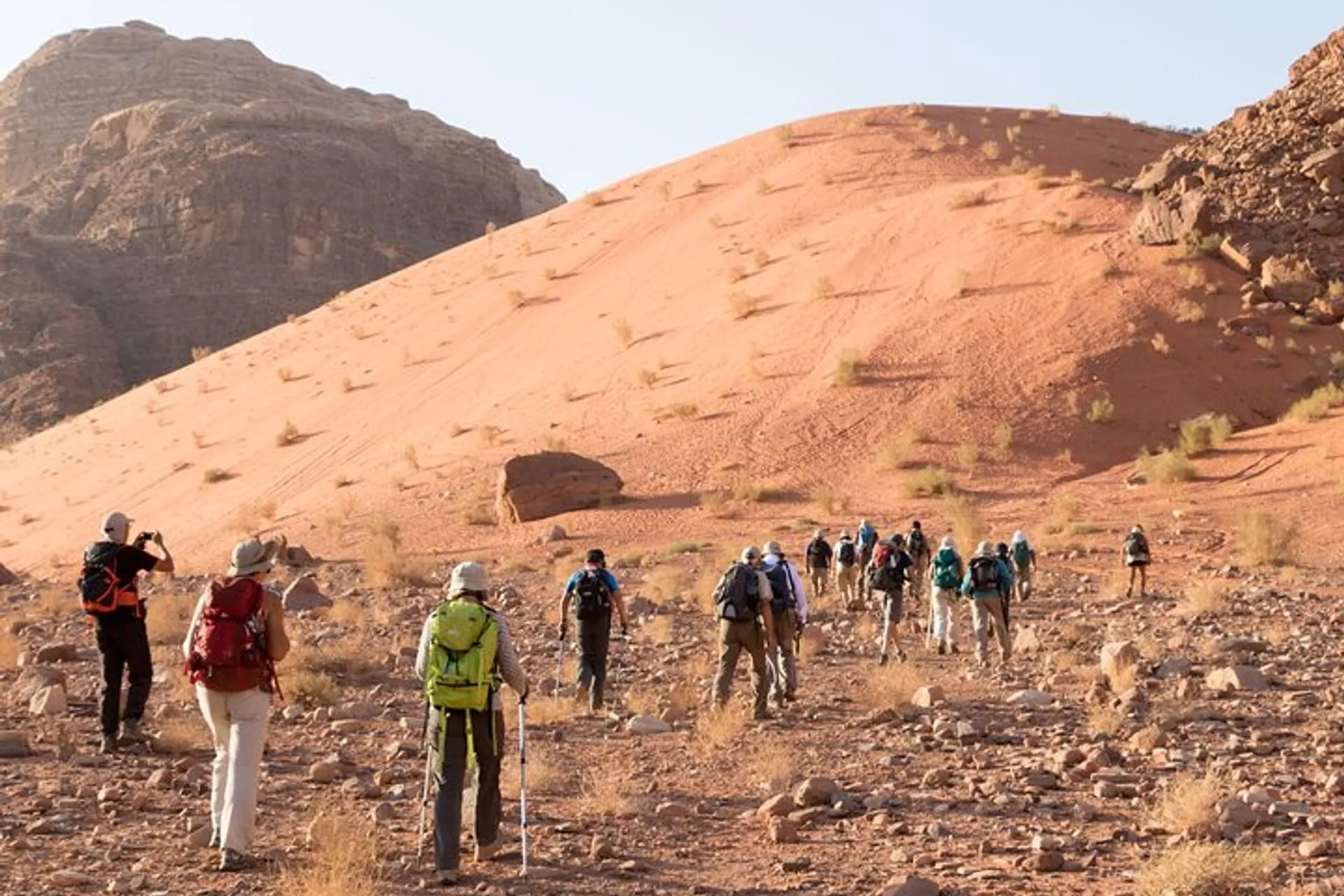 Excursiones de aventura y senderismo en Jordania con senderos desérticos y paisajes de montaña.