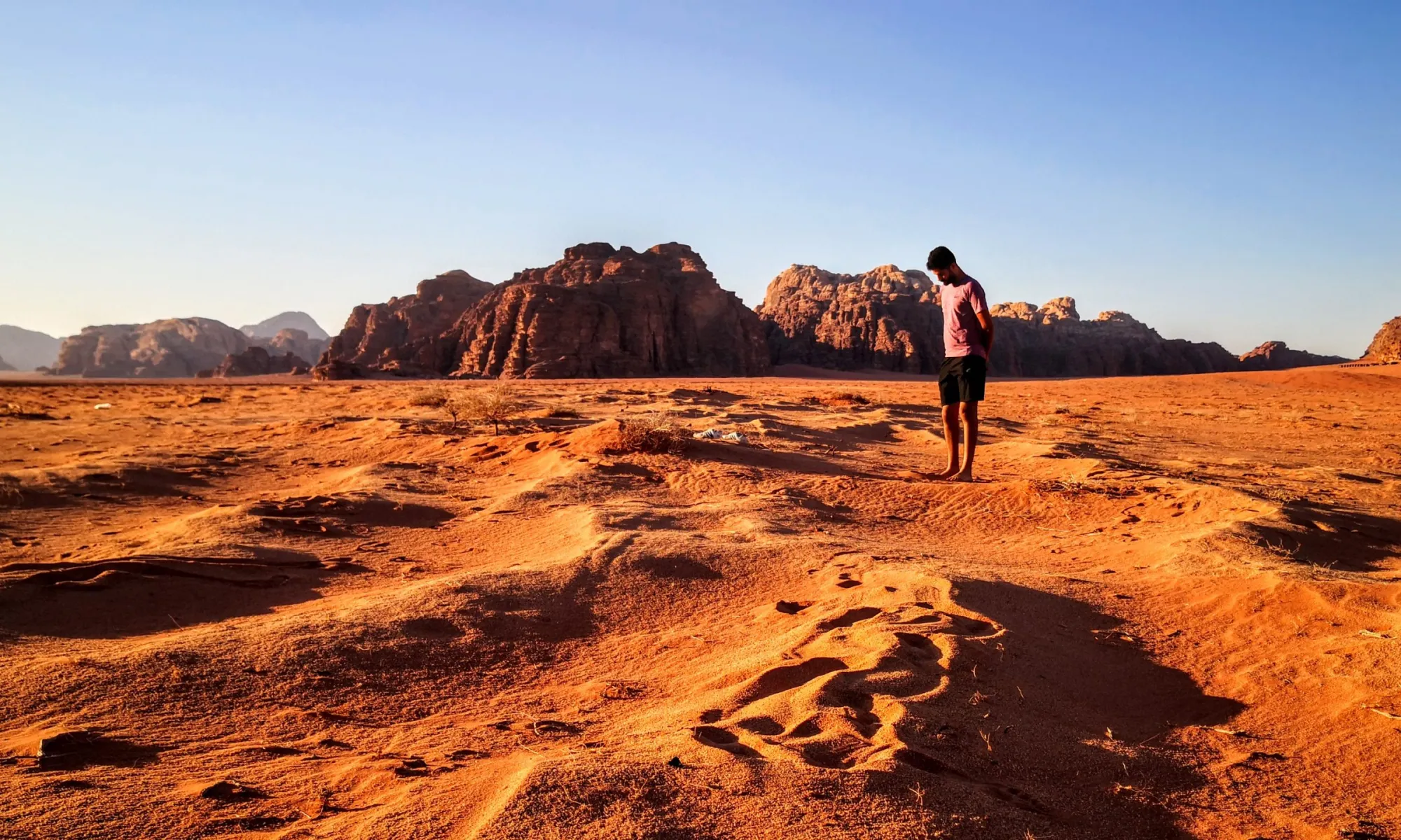 Fotografía de una ruta de senderismo en Jordania con cañones, valles y paisajes naturales.