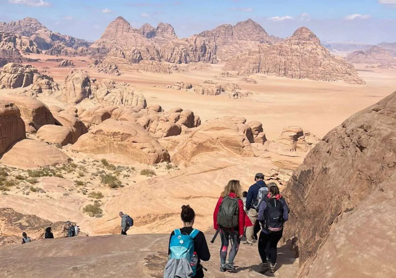 Fotografía de un viaje de aventura por Jordania con paisajes y senderos agrestes.