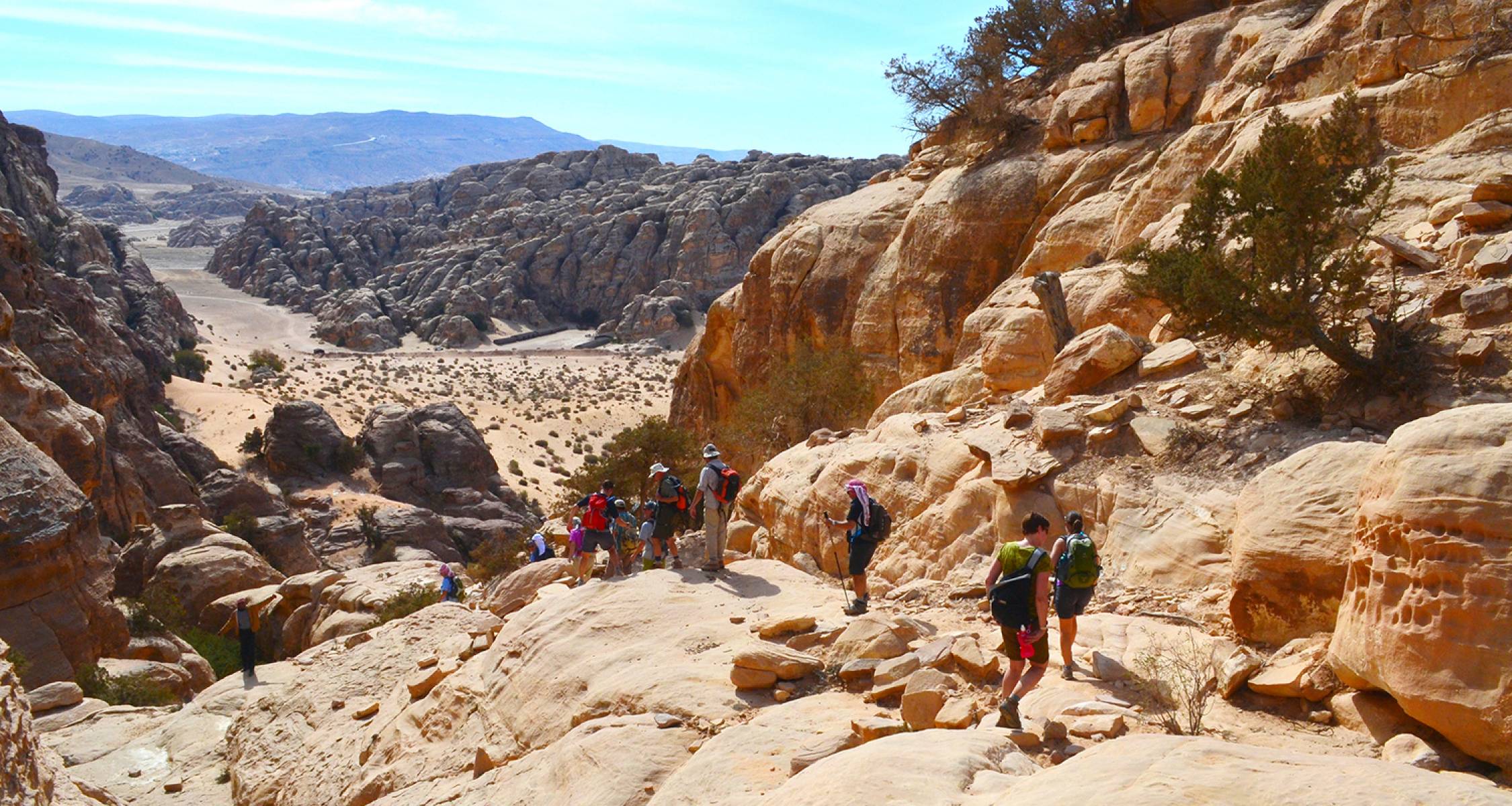 Excursiones de aventura y senderismo en Jordania con senderos desérticos y paisajes de montaña.