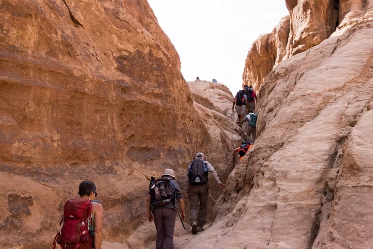 Fotografía de una ruta de senderismo en Jordania con cañones, valles y paisajes naturales.