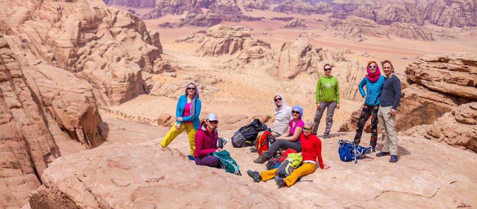 Fotografía de un viaje de aventura por Jordania con paisajes y senderos agrestes.