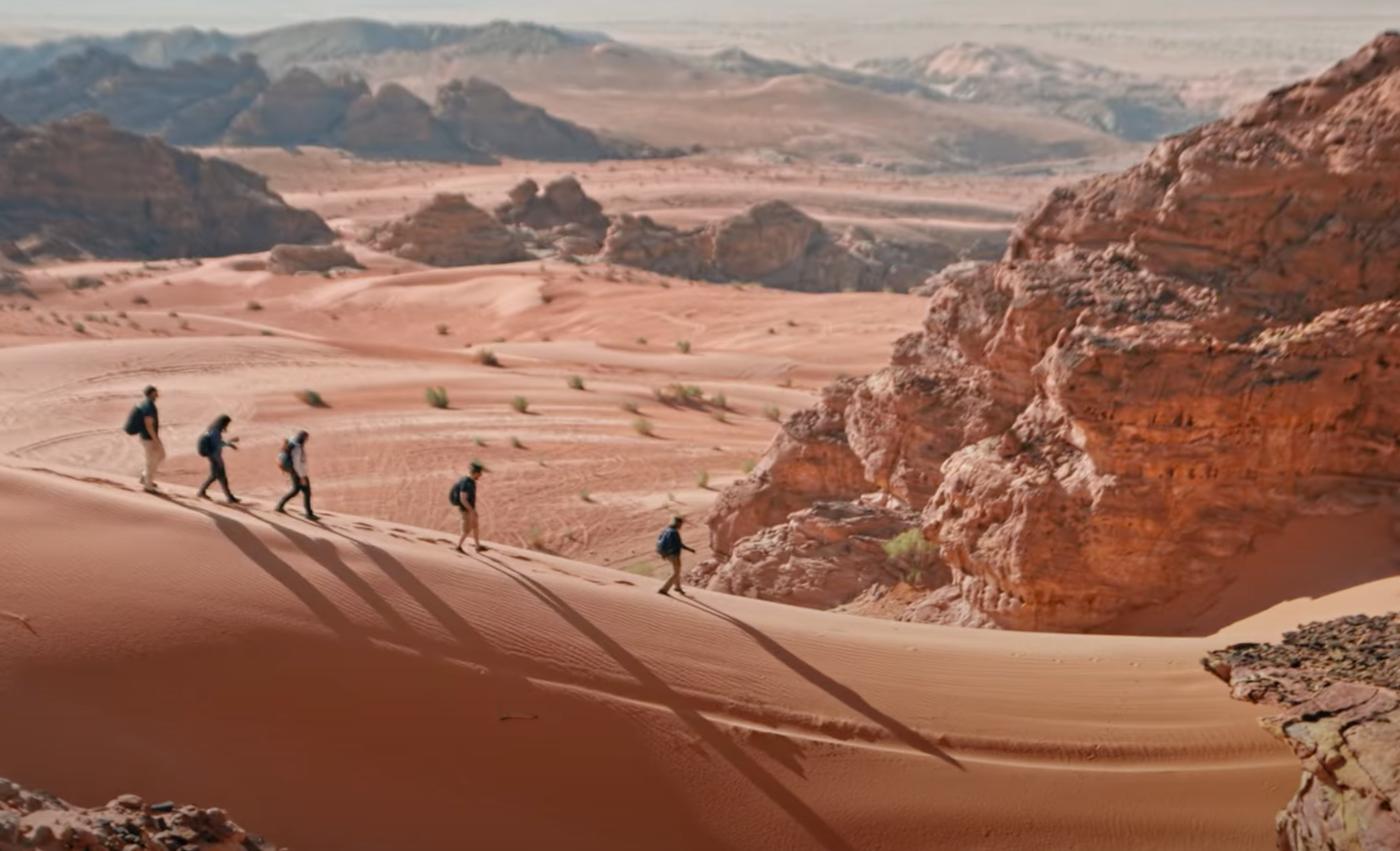 Excursiones de aventura y senderismo en Jordania con senderos desérticos y paisajes de montaña.