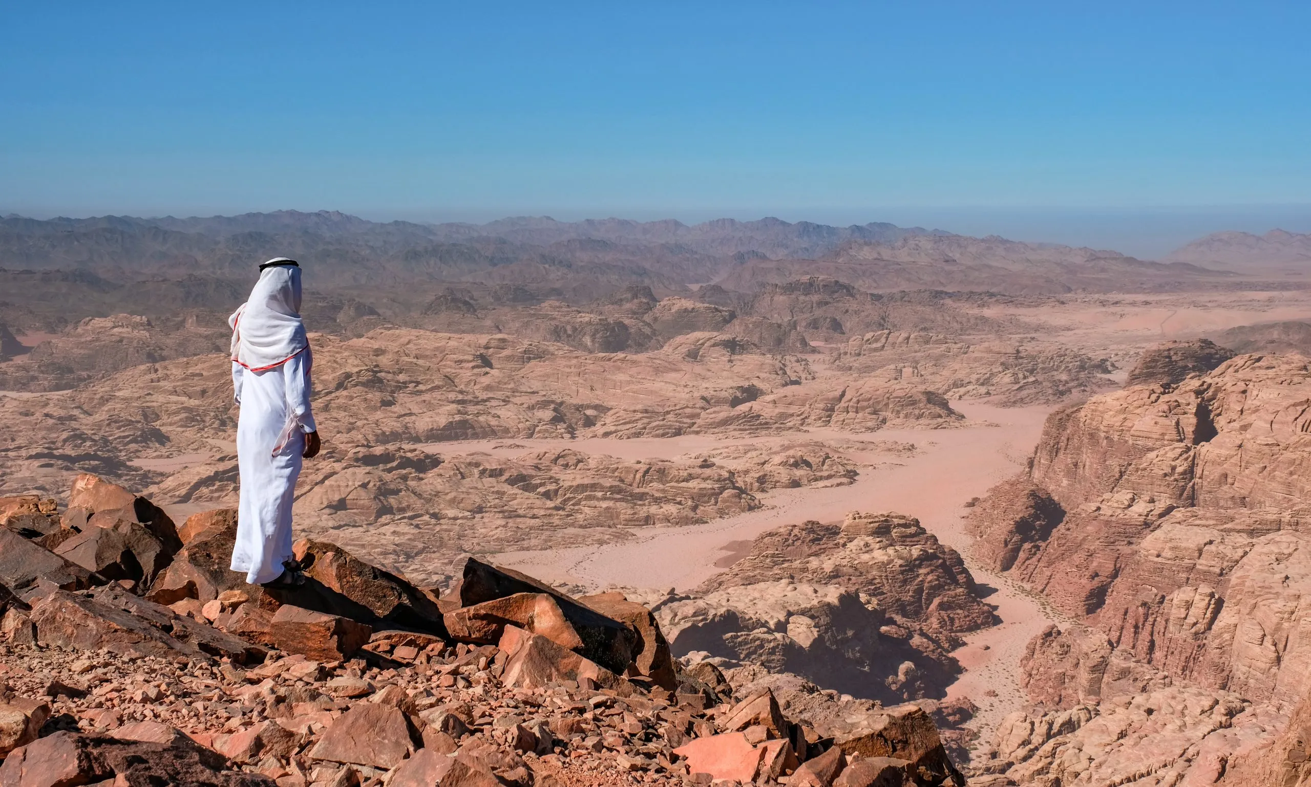 Fotografía de un viaje de aventura por Jordania con paisajes y senderos agrestes.