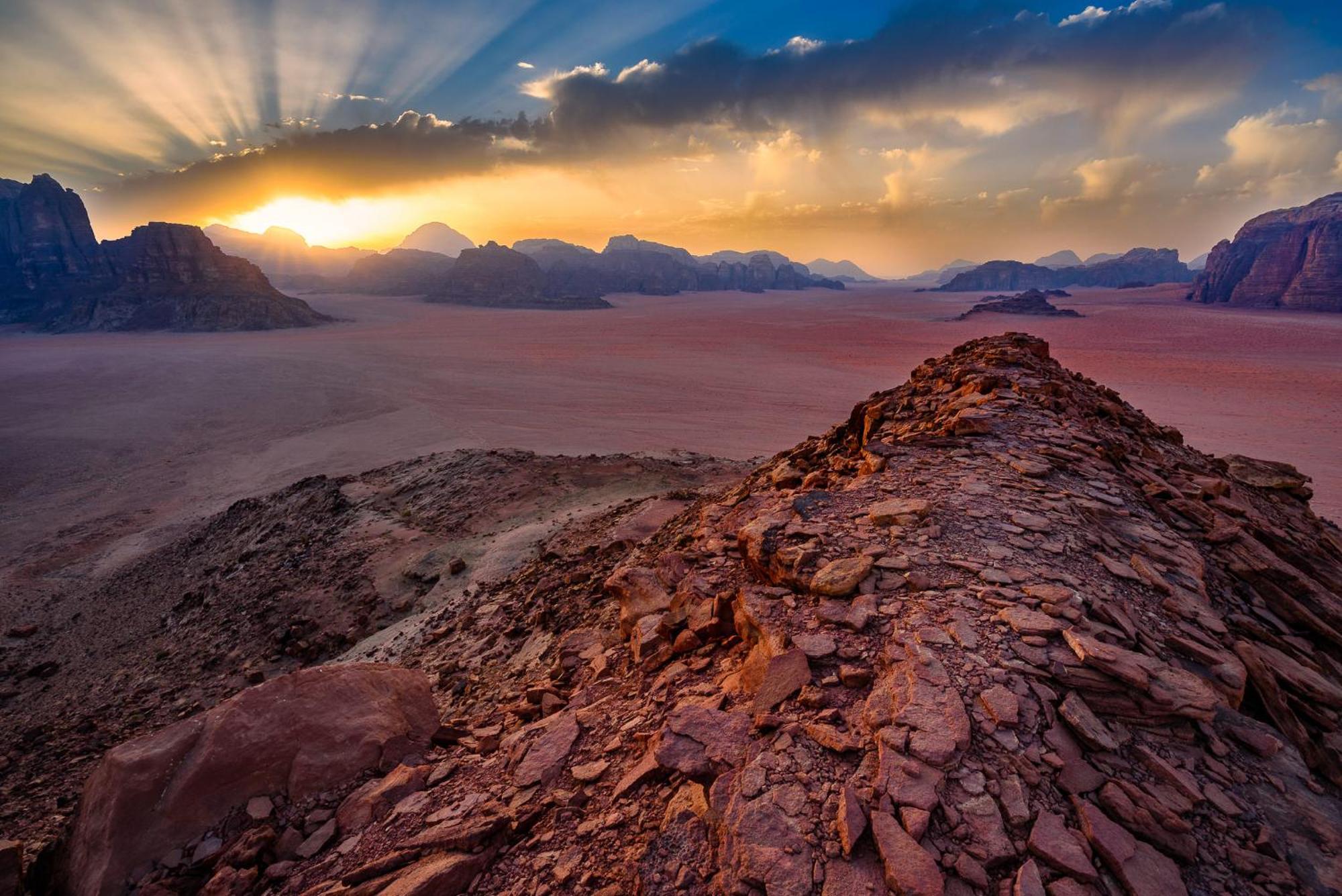 Excursiones de aventura y senderismo en Jordania con senderos desérticos y paisajes de montaña.