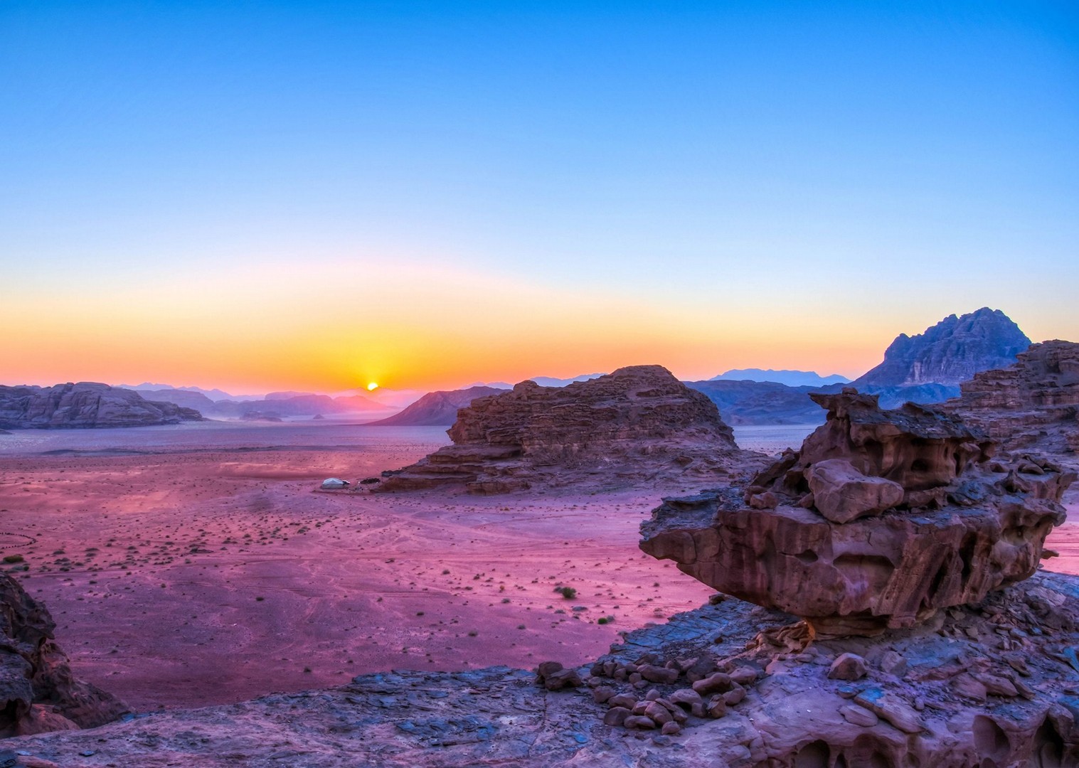 Fotografía de una ruta de senderismo en Jordania con cañones, valles y paisajes naturales.