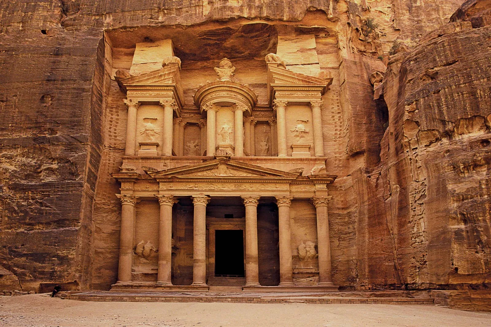 Fotografía de un viaje de aventura por Jordania con paisajes y senderos agrestes.