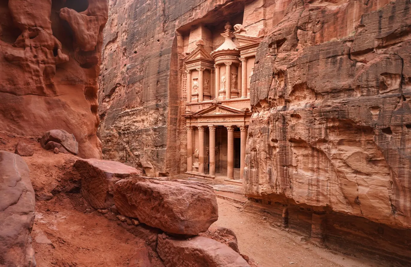 Excursiones de aventura y senderismo en Jordania con senderos desérticos y paisajes de montaña.