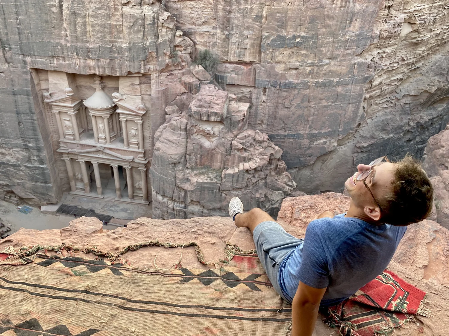 Fotografía de una ruta de senderismo en Jordania con cañones, valles y paisajes naturales.