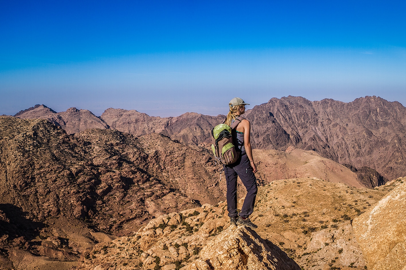 Fotografía de un viaje de aventura por Jordania con paisajes y senderos agrestes.