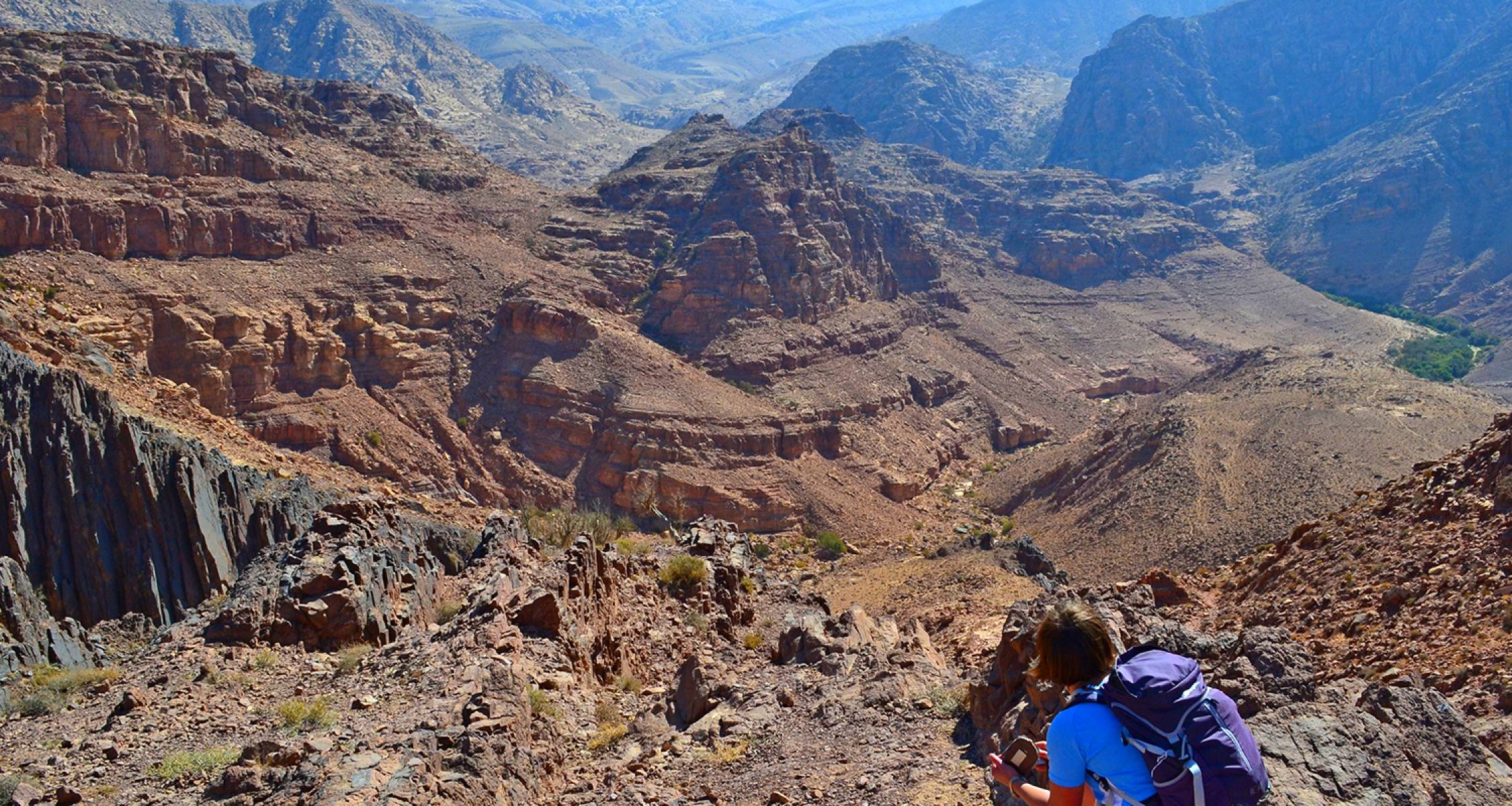 Excursiones de aventura y senderismo en Jordania con senderos desérticos y paisajes de montaña.