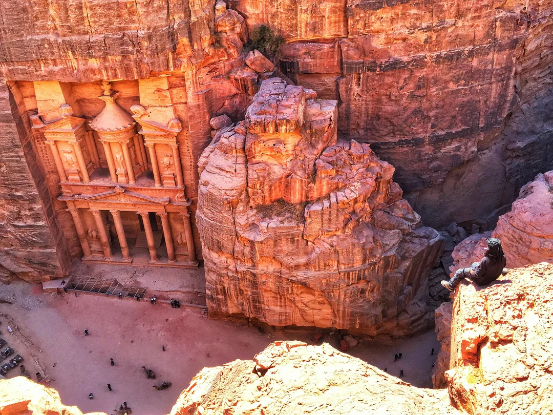 Fotografía de una ruta de senderismo en Jordania con cañones, valles y paisajes naturales.