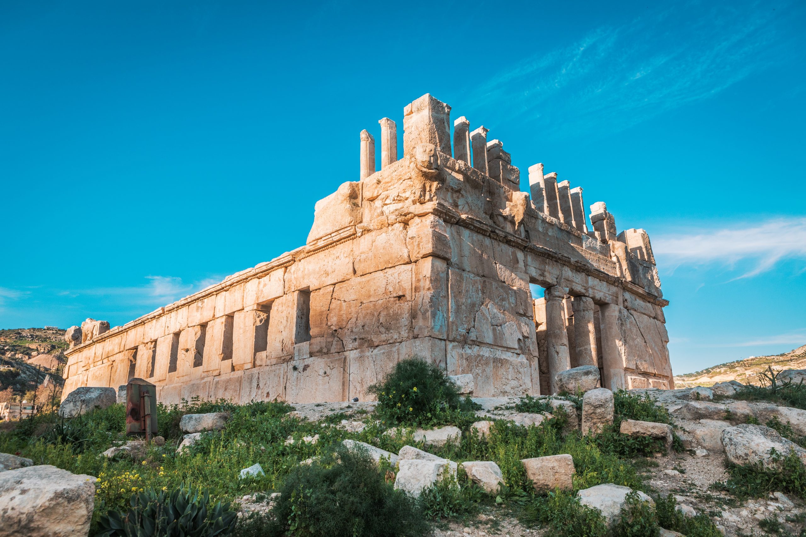 Palacio Al Amir Qasr Al Abd de Irak y paisaje rural en Jordania