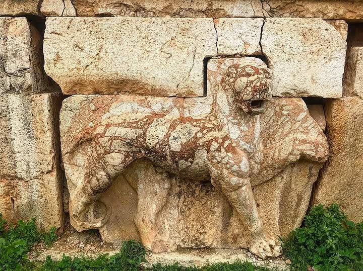 Palacio Al Amir Qasr Al Abd de Irak y paisaje rural en Jordania