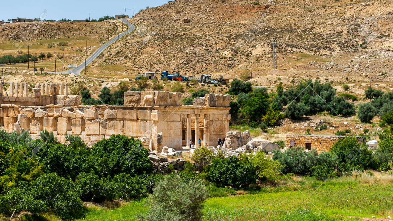 Antiguas cuevas y paisaje patrimonial en Iraq Al Amir, cerca de Amán.