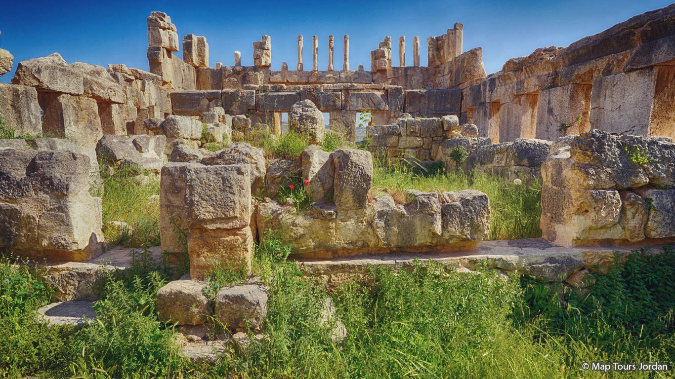 Palacio Al Amir Qasr Al Abd de Irak y paisaje rural en Jordania