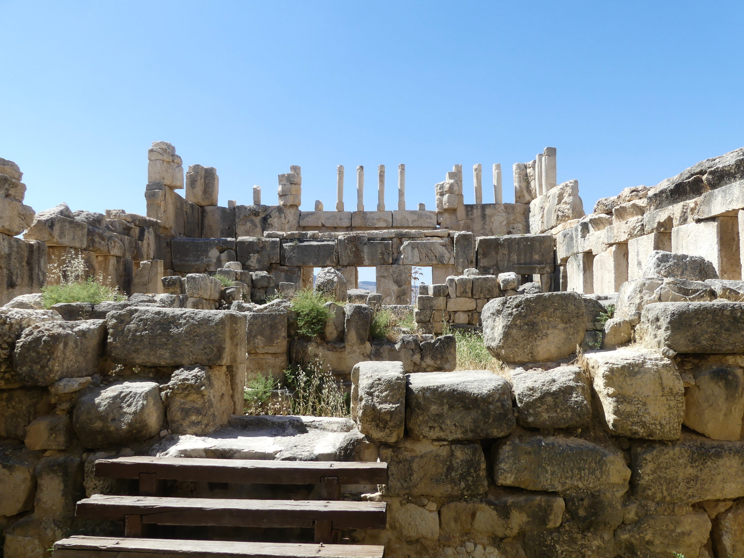 Antiguas cuevas y paisaje patrimonial en Iraq Al Amir, cerca de Amán.