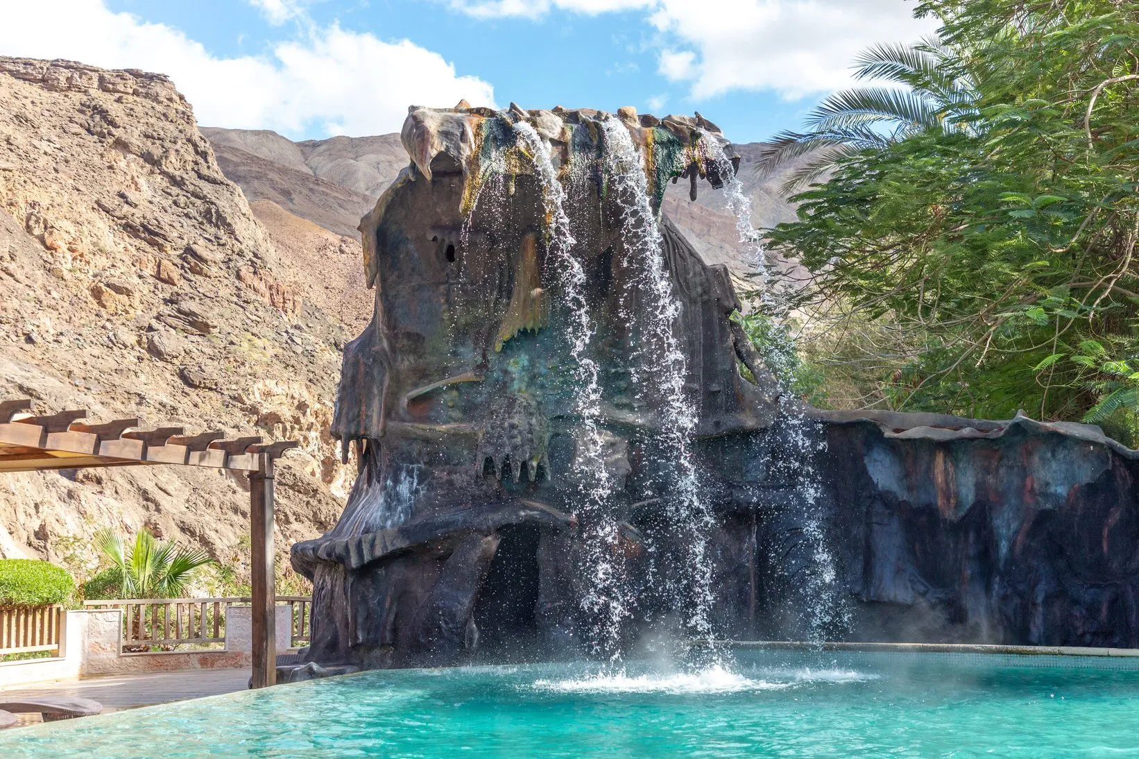 Cascada termal y paisaje de valle de las aguas termales de Mai'n en Jordania